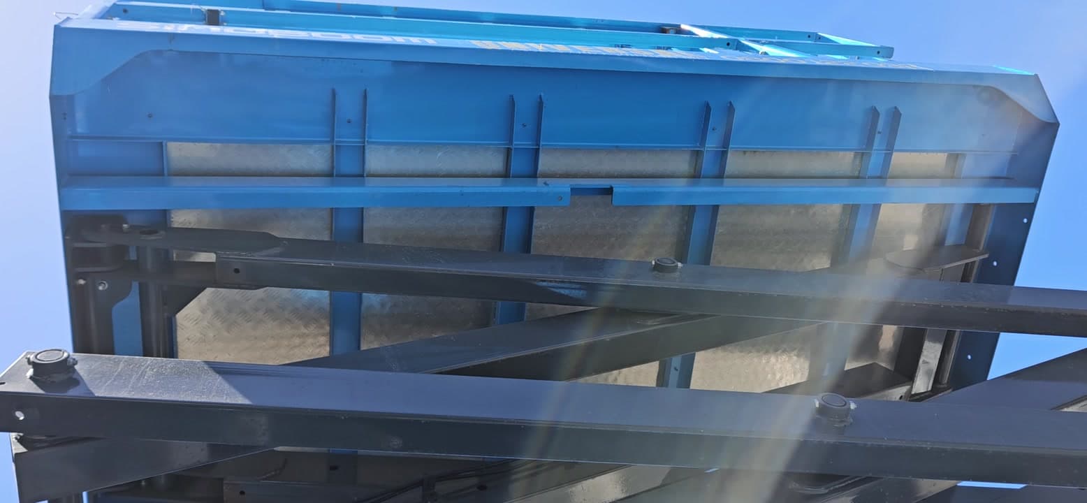 Scissor lift servicing